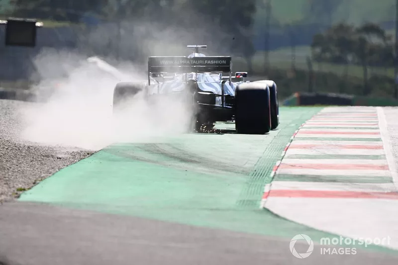 Daniil Kvyat, AlphaTauri AT01, lascia una scia di polvere