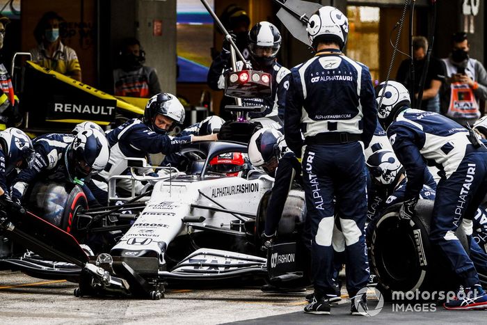 Daniil Kvyat, AlphaTauri AT01, pit stop