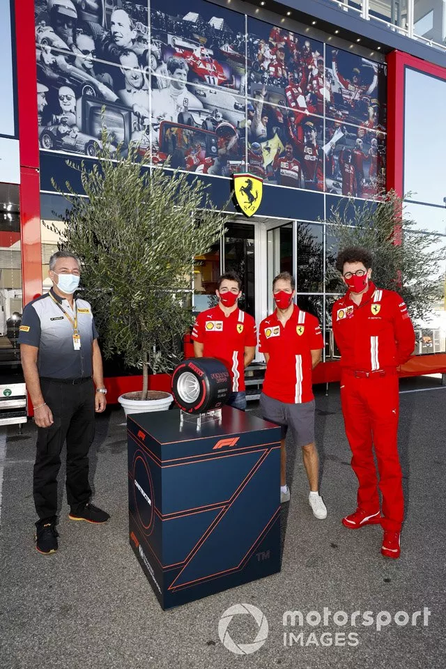 Mario Isola, Racing Manager, Pirelli Motorsport con Charles Leclerc, Ferrari, Sebastian Vettel, Ferrari y Mattia Binotto, Team Principal Ferrari con el Pirelli Pole Postion Award por las 1000 carreras de Ferrari
