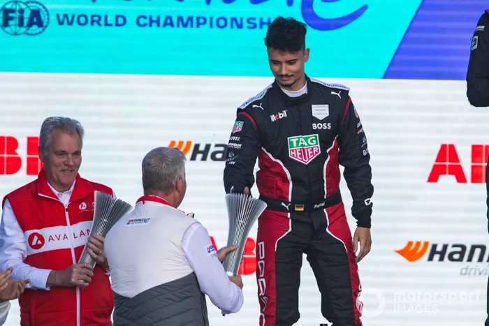 Pascal Wehrlein, Porsche, 2ª posición, recibe su trofeo