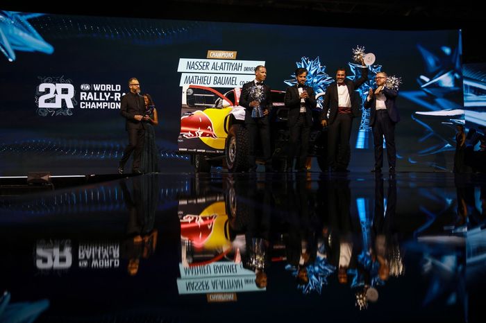 Mathieu Baumel, copiloto del Campeón del Campeonato del Mundo de Rally-Raid de la FIA, Mohammed Ben Sulayem, Presidente de la FIA, Nasser Al-Attiya, Campeón del Campeonato del Mundo de Rally-Raid de la FIA, y Andrea Carlucci Andrea, Toyota Gazoo Racing, Fabricante del Campeonato del Mundo de Rally-Raid de la FIA.