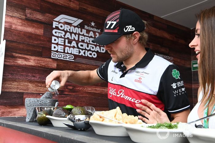 Valtteri Bottas y el equipo Alfa Romeo F1 hacen tacos 