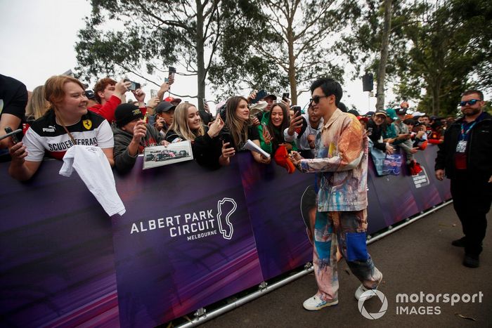 Zhou Guanyu, del equipo Alfa Romeo F1, firma un autógrafo 
