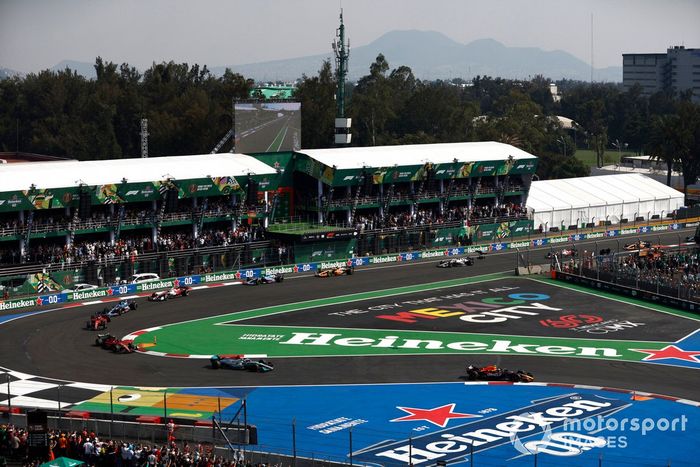 Sergio Pérez, Red Bull Racing RB18, George Russell, Mercedes W13, Carlos Sainz, Ferrari F1-75