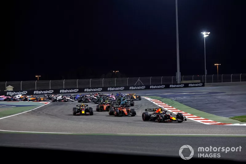 Max Verstappen, Red Bull Racing RB19, Charles Leclerc, Ferrari SF-23, Sergio Perez, Red Bull Racing RB19, Carlos Sainz, Ferrari SF-23, Fernando Alonso, Aston Martin AMR23, il resto dello schieramento nel giro iniziale