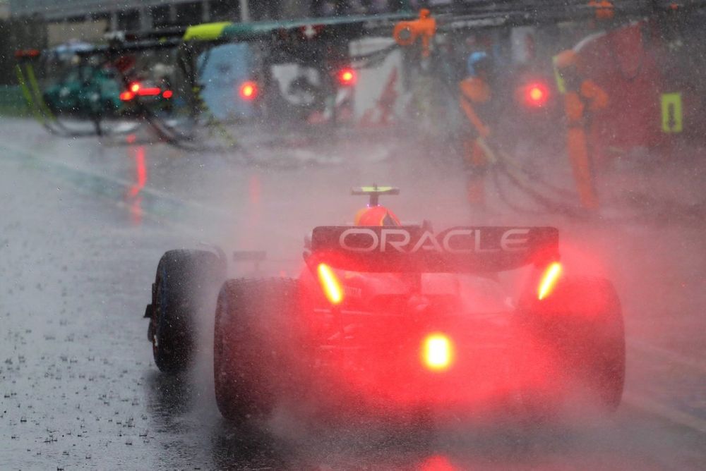 Sergio Perez, Red Bull Racing RB19, en los pits al momento de la tormenta en Zandvoort.