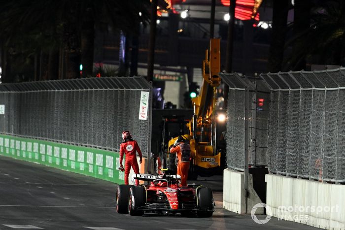 Carlos Sainz, Ferrari SF-23, detiene su coche en el circuito tras los daños causados por una tapa de alcantarilla