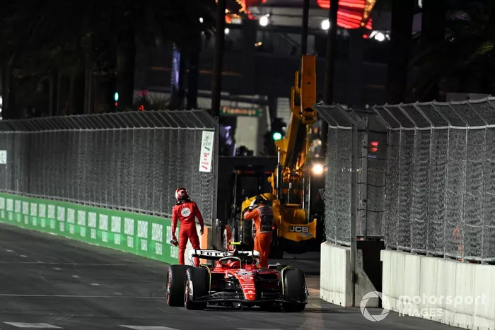 Carlos Sainz, Ferrari SF-23, detiene su coche en el circuito tras los daños causados por una tapa de alcantarilla