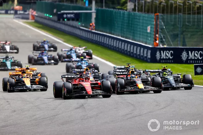 Charles Leclerc, Ferrari SF-23, Sergio Pérez, Red Bull Racing RB19, Carlos Sainz, Ferrari SF-23, Lewis Hamilton, Mercedes F1 W14, Oscar Piastri, McLaren MCL60, Max Verstappen, Red Bull Racing RB19, el resto de la parrilla en la salida.