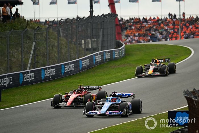 Esteban Ocon, Alpine A523, Carlos Sainz, Ferrari SF-23, Sergio Pérez, Red Bull Racing RB19.