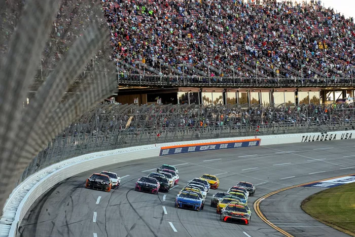 Chase Briscoe, Joe Gibbs Racing Toyota, Kyle Larson, Hendrick Motorsports Chevrolet, Carson Hocevar, Spire Motorsports Chevrolet, Chris Buescher, Roush Fenway Keselowski Racing Ford