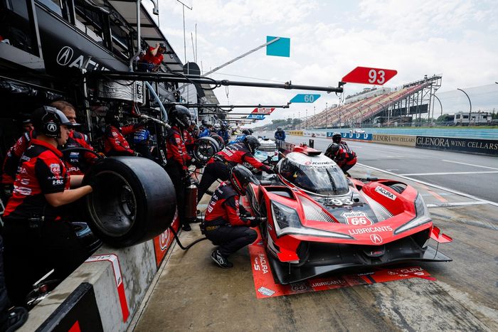 #93 Acura Meyer Shank Racing w/Curb Agajanian Acura ARX-06: Renger Van Der Zande, Nick Yelloly, Kaku Ohta