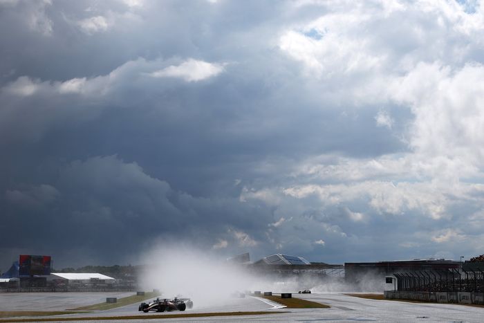 Lewis Hamilton, Ferrari, Esteban Ocon, Haas F1 Team