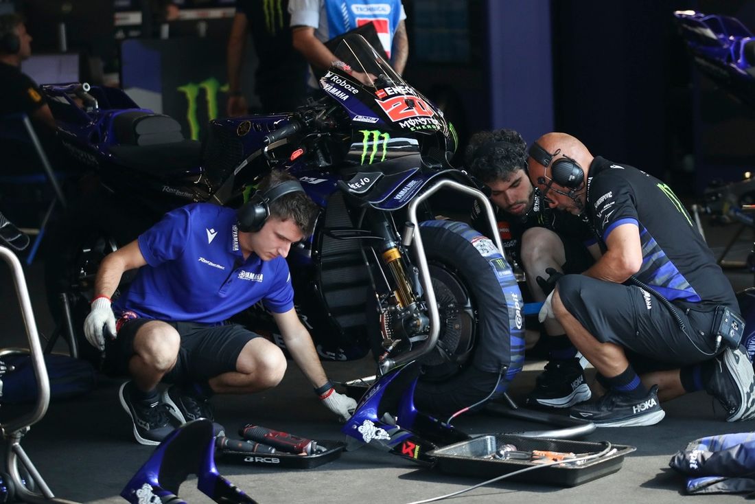 Los mecánicos de Yamaha preparan las motos.