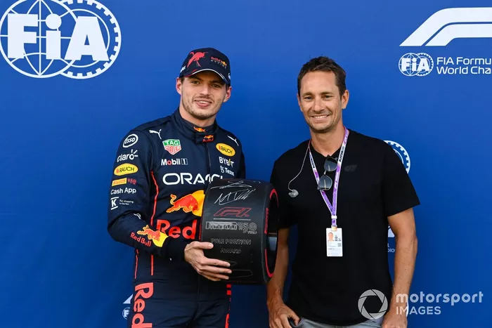 Ganador de la pole, Max Verstappen, de Red Bull Racing, recibe el premio Pirelli Pole Position de manos de Mathias Lauda