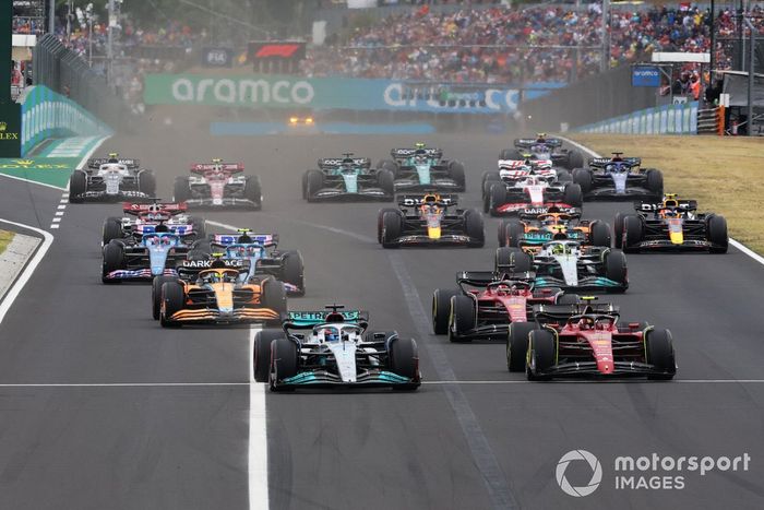 George Russell, Mercedes W13, Carlos Sainz, Ferrari F1-75, Charles Leclerc, Ferrari F1-75, Lando Norris, McLaren MCL36, Lewis Hamilton, Mercedes W13, el resto de la parrilla de salida