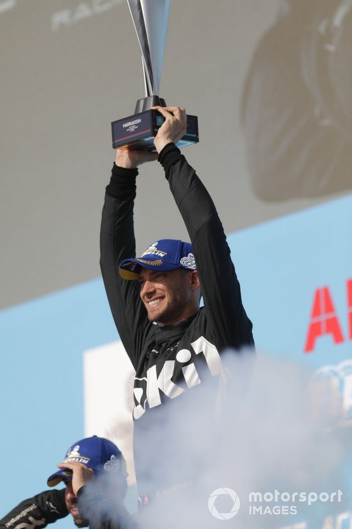 El ganador de la carrera, Edoardo Mortara, Venturi Racing, celebra en el podio