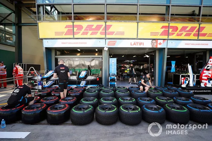 El equipo Williams prepara los neumáticos Pirelli