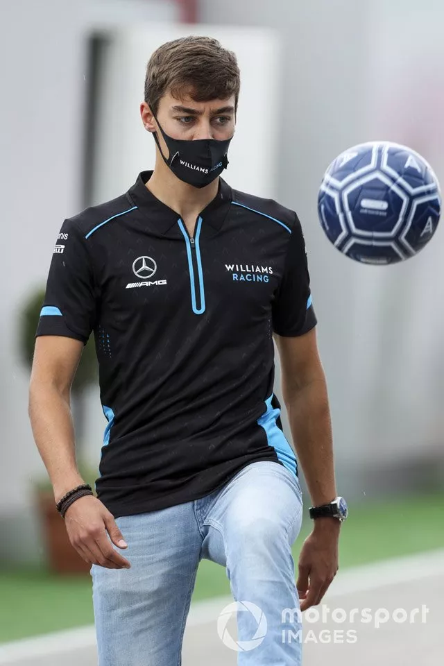George Russell, Williams Racing juega al fútbol