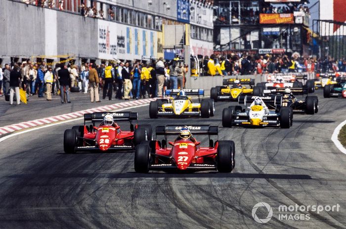Michele Alboreto, Ferrari 126C4, lidera a René Arnoux, Ferrari 126C4, Keke Rosberg, Williams FW09 Honda, Derek Warwick, Renault RE50, Elio de Angelis, Lotus 95T Renault, y Manfred Winkelhock, ATS D7 BMW, en la salida