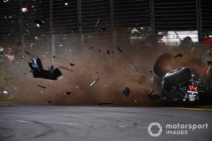 Crash van Fernando Alonso, McLaren MP4-31