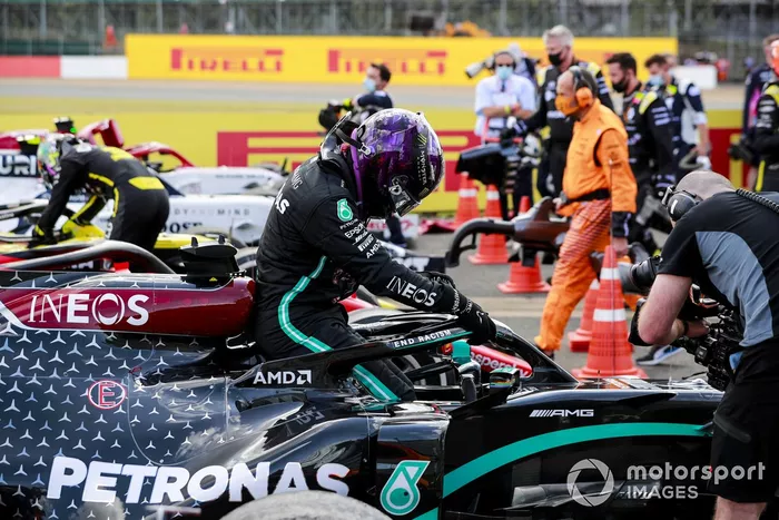 Ganador de la carrera Lewis Hamilton, Mercedes-AMG F1 en Parc Ferme 