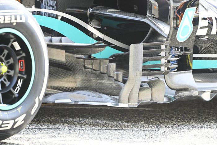 Detalle de los pontones del Mercedes W12