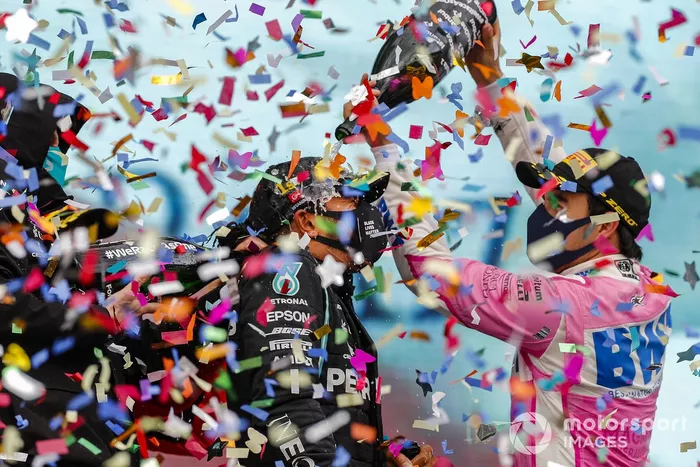 Podio: ganador y campeón del mundo Lewis Hamilton, Mercedes-AMG F1, segundo lugar Sergio Pérez, Racing Point