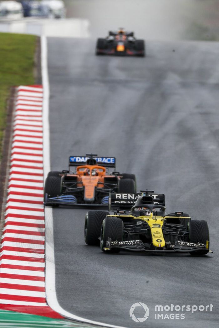 Daniel Ricciardo, Renault F1 Team R.S.20, Carlos Sainz Jr., McLaren MCL35
