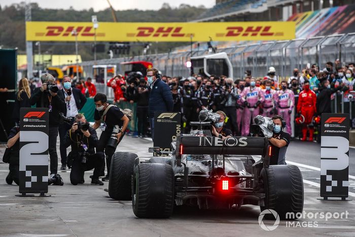 Lewis Hamilton, Mercedes-AMG F1, celebra en Parc Ferme después de asegurar su séptimo campeonato mundial