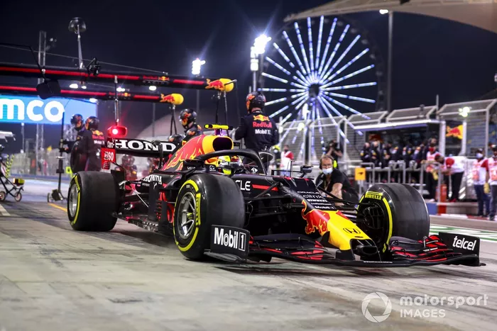 Sergio Pérez, Red Bull Racing RB16B, en boxes