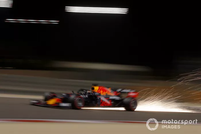 Chispas del coche de Max Verstappen, Red Bull Racing RB16B