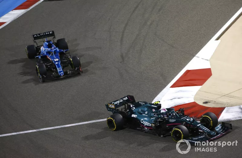 Sebastian Vettel, Aston Martin AMR21, Fernando Alonso, Alpine A521