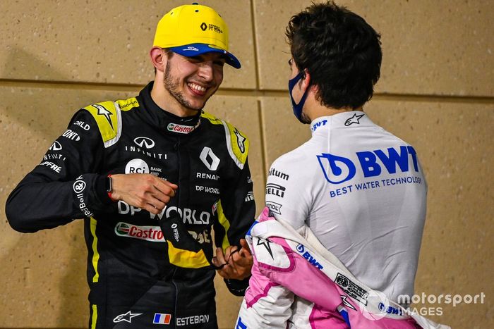 Esteban Ocon, Renault F1, 2ª posición, y Lance Stroll, Racing Point, 3ª posición, se felicitan en Parc Ferme