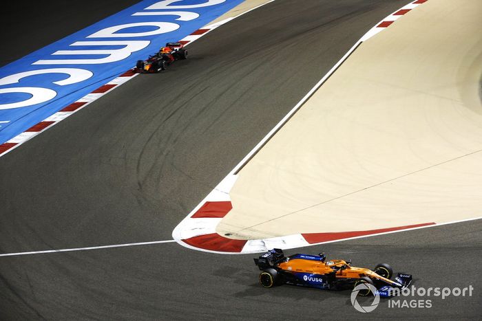 Daniel Ricciardo, McLaren MCL35M, Sergio Pérez, Red Bull Racing RB16B