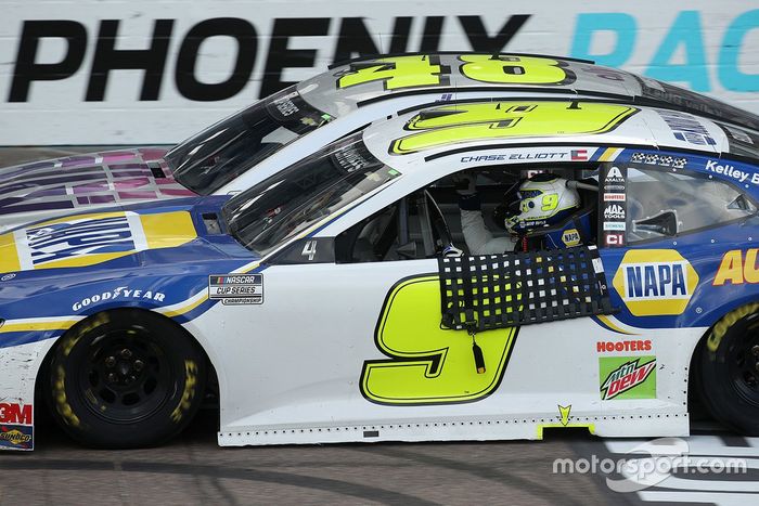 Campeón Chase Elliott, Hendrick Motorsports, Chevrolet Camaro es felicitado por Jimmie Johnson, Hendrick Motorsports, Chevrolet Camaro