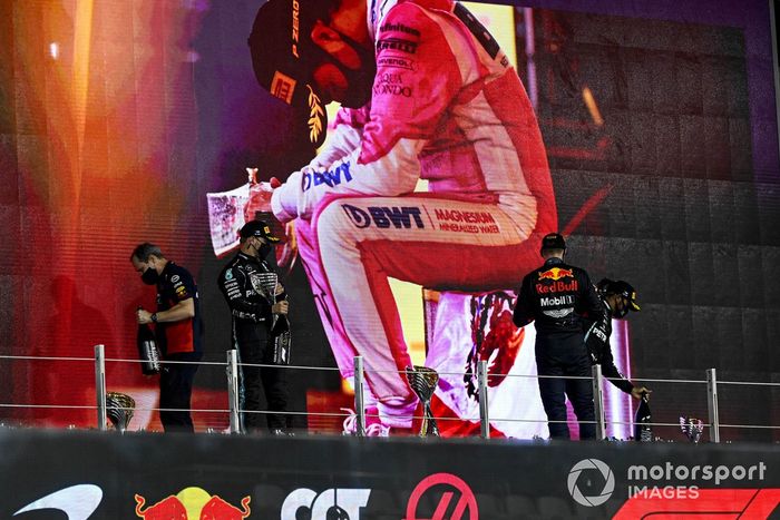 Podio: Paul Monaghan, Jefe de ingenieros de Red Bull Racing, segundo lugar Valtteri Bottas, Mercedes-AMG F1, ganador Max Verstappen, Red Bull Racing, y tercer lugar Lewis Hamilton, Mercedes-AMG F1