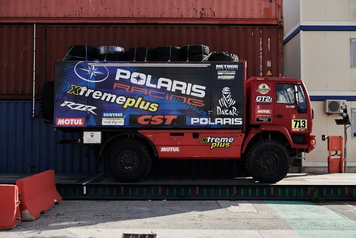 Embarque del Dakar 2021 en Marsella