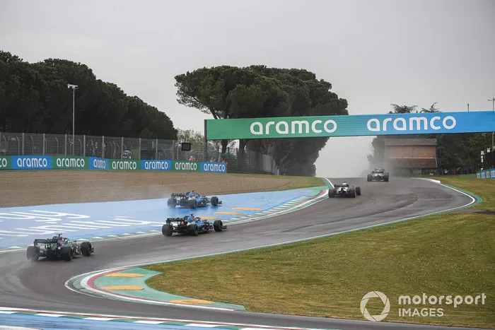 Fernando Alonso, Alpine A521, Esteban Ocon, Alpine A521, Sebastian Vettel, Aston Martin AMR21