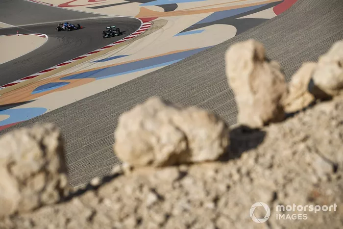 Lewis Hamilton, Mercedes W12, Fernando Alonso, Alpine A521 