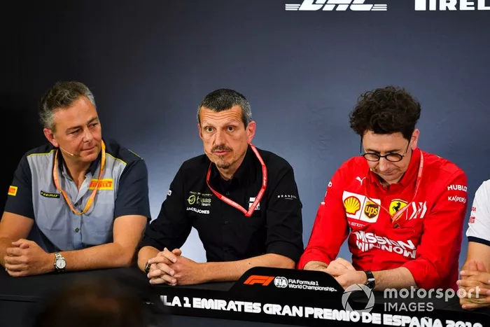 Mario Isola, gerente de carreras Pirelli Motorsport; Guenther Steiner,director de Haas F1, y Mattia Binotto, director de Ferrari, en una conferencia de prensa