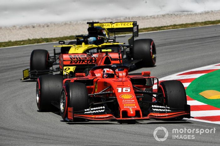 Charles Leclerc, Ferrari SF90, y Daniel Ricciardo, Renault R.S.19