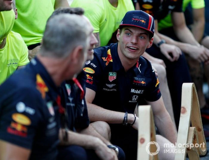 Christian Horner y Max Verstappen, Red Bull Racing celebran con el equipo