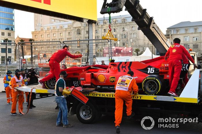 La monoposto incidentata di Charles Leclerc, Ferrari SF90 viene riportata ai meccanici Ferrari sul retro di un camion