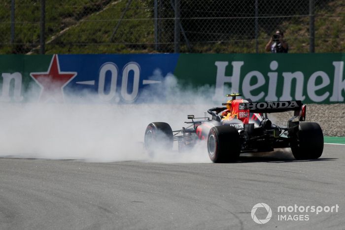 Sergio Pérez, Red Bull Racing RB16B hace un trompo durante la clasificación