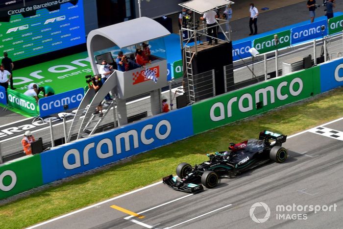 Lewis Hamilton, Mercedes W12, primera posición, cruza por la bandera a cuadros
