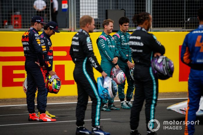 Max Verstappen, Red Bull Racing, Sergio Pérez, Red Bull Racing, Valtteri Bottas, Mercedes, Sebastian Vettel, Aston Martin, Lance Stroll, Aston Martin, Lewis Hamilton, Mercedes en el evento de lanzamiento del coche de Fórmula 1 de 2022 en la parrilla de Silverstone