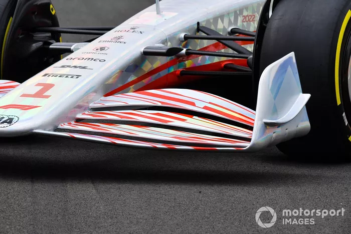 Detalle del frente y del alerón delantero del coche de Fórmula 1 2022