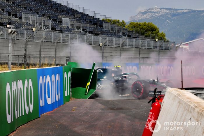 Sebastian Vettel, Aston Martin AMR21, choca contra una barrera tras hacer un trompo en la FP1