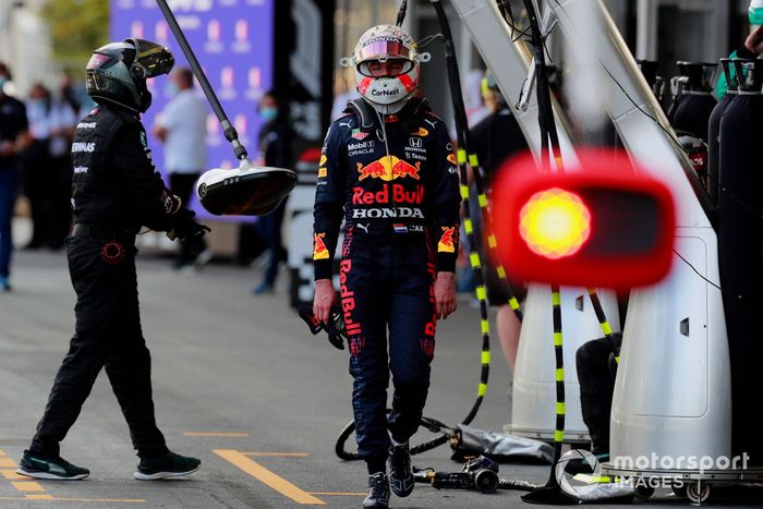 Max Verstappen, Red Bull Racing caminando tras retirarse de la carrera